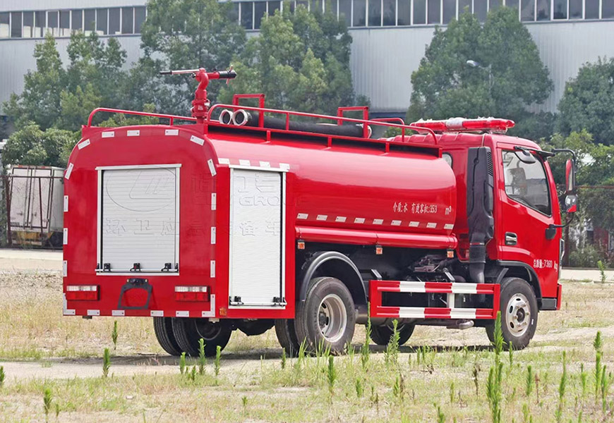 東風(fēng)D6小多利卡4.5噸消防灑水車(chē)